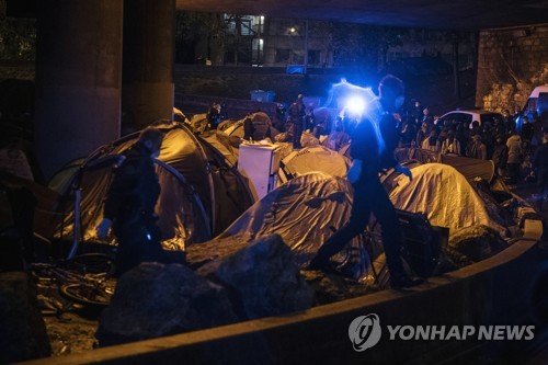 파리 북부 난민촌 철거에 나선 프랑스 경찰