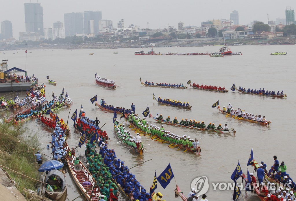 CAMBODIA WATER FESTIVAL BOAT RACING
