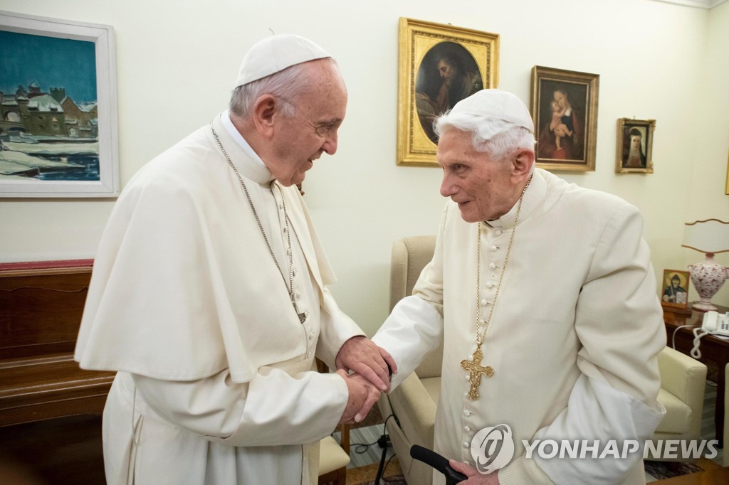 프란치스코 교황(왼쪽)과 전임인 베네딕토 16세. [EPA=연합뉴스 자료사진]