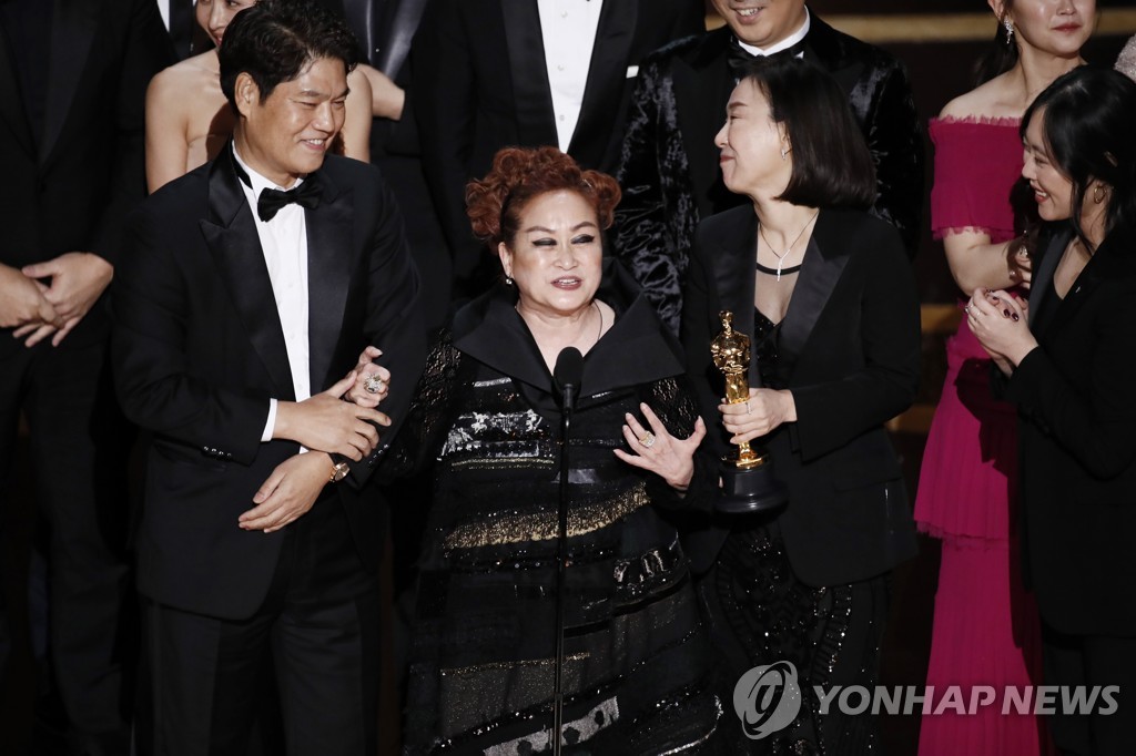 아카데미 작품상 수상소감 전하는 이미경 부회장