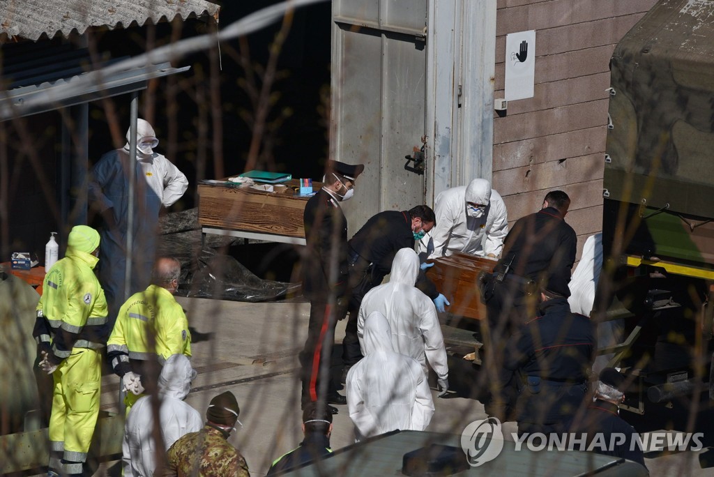 코로나19 사망자 시신 운구에 동원된 이탈리아군