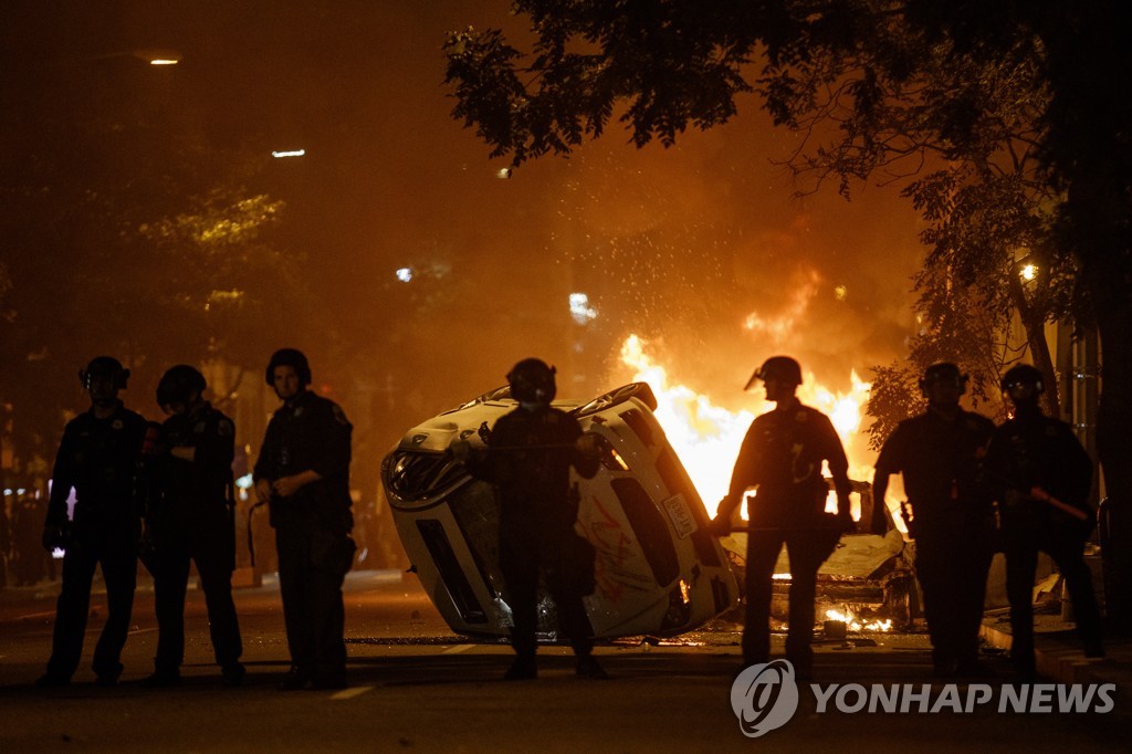 백악관 인근 시위 현장 출동한 미국 경찰
