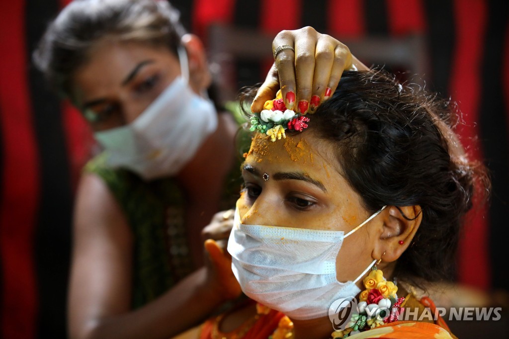 결혼식 준비하고 있는 인도 여성 