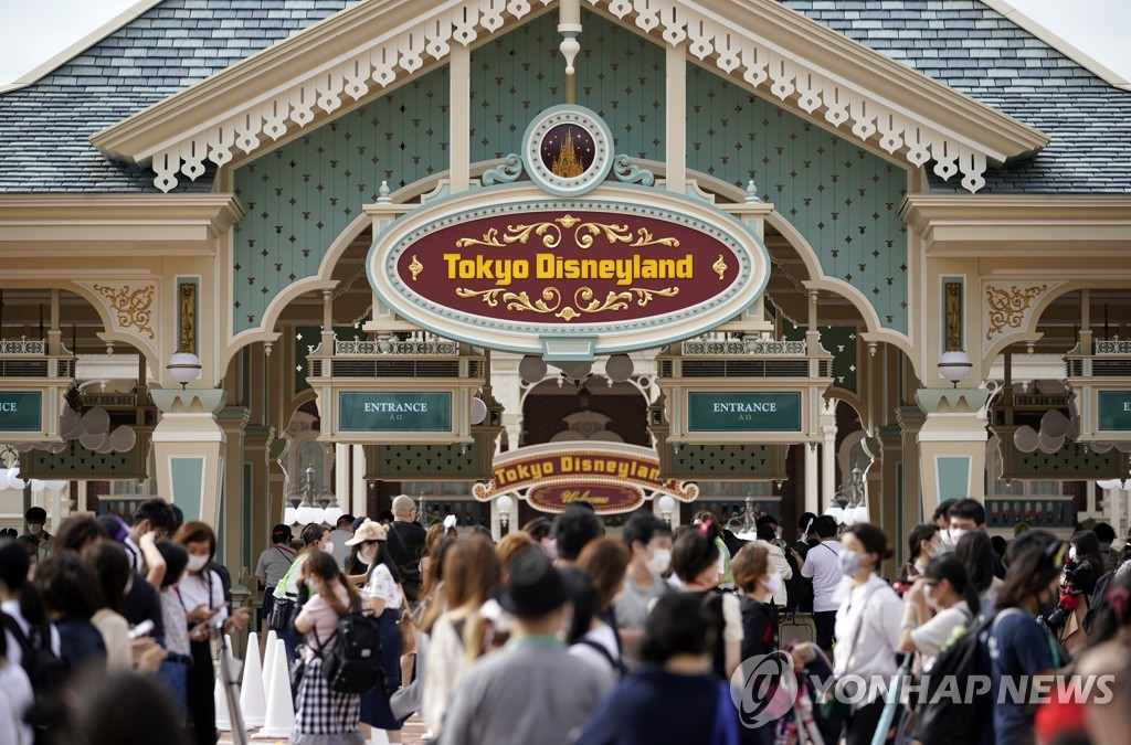 '마스크 끼고·거리두고 즐기세요'…일본 도쿄 디즈니랜드 재개장