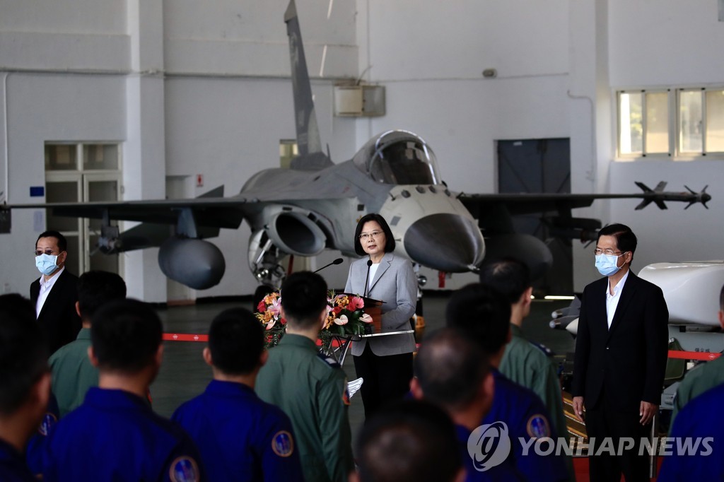 공군기지 방문한 대만 차이잉원 총통