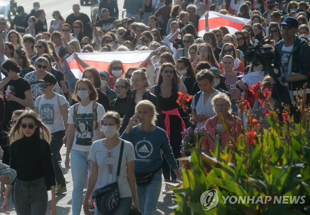 (EPA=연합뉴스) 벨라루스 수도 민스크에서 26일(현지시간) 여성들이 가두행진을 하며 루카셴코 대통령 퇴진 등을 요구하는 대선 불복 시위를 벌이고 있다. 
