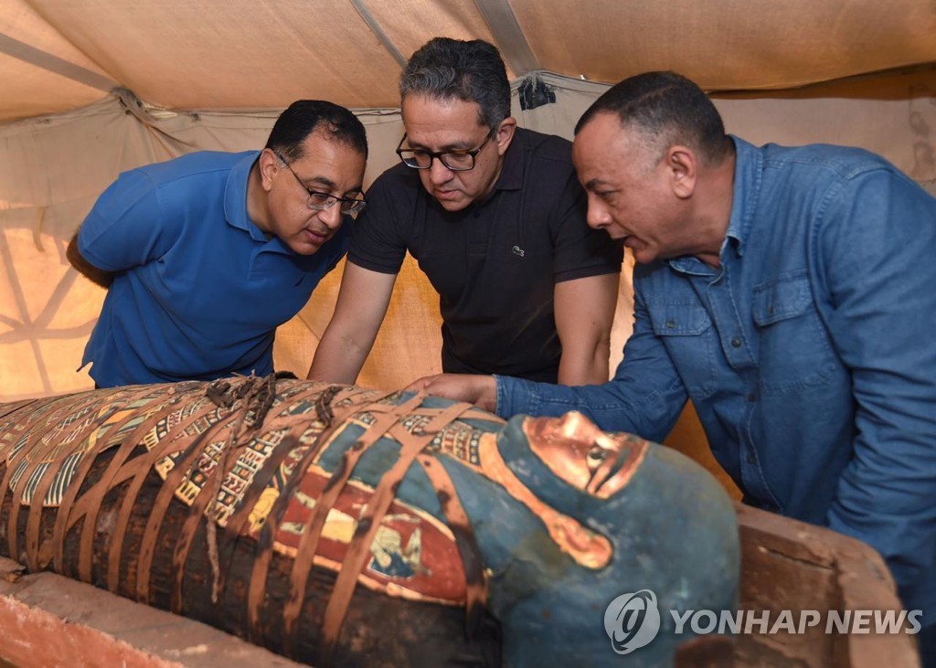 EGYPT ARCHAEOLOGY SAQQARA BURIAL SHAFT DISCOVERY
