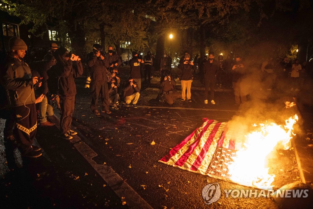 미국 대선일 밤 포틀랜드의 연방법원 청사 앞에서 성조기에 불붙인 시위자들