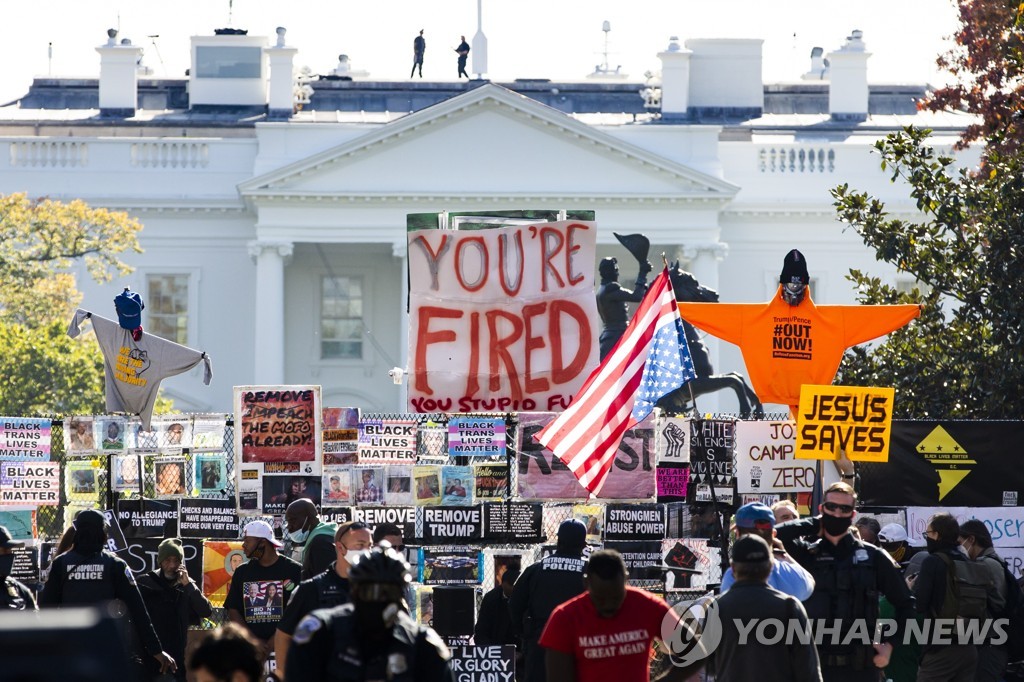 6일 백악관 앞에 등장한 '넌 해고야(You're fired)' 피켓
