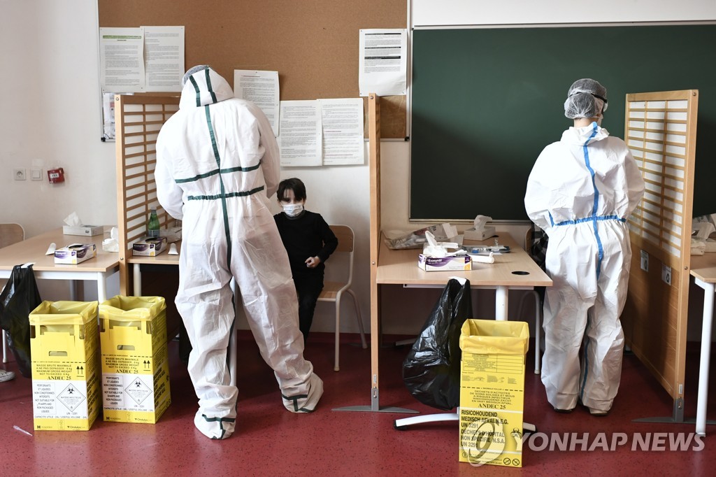 코로나19 타액검사 받는 프랑스 초등학생