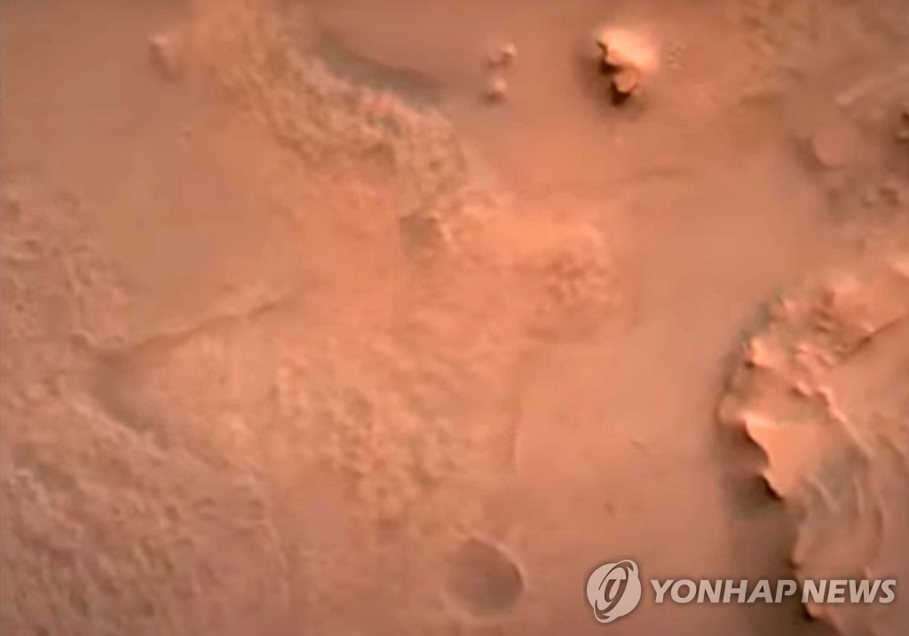 퍼서비어런스가 하강 과정에서 촬영한 화성 대지