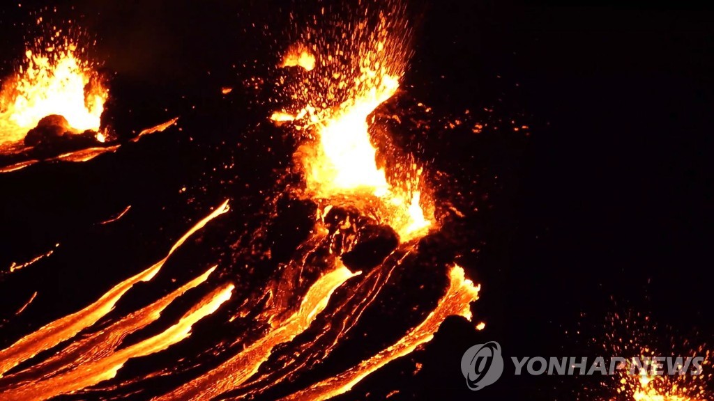 지난달 19일(현지시간) 아이슬란드 레이캬네스 반도의 화산이 약 800년 만에 폭발했을 때 모습