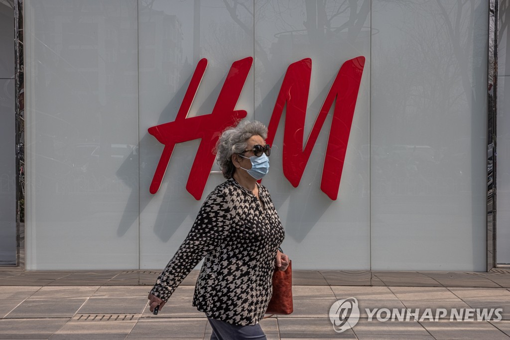 25일 베이징의 H&M 매장 앞 [EPA=연합뉴스]