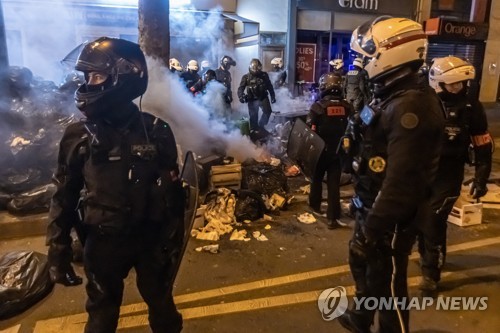 프랑스 시위 현장에 출동한 경찰 특별 조직 '브라브 엠'