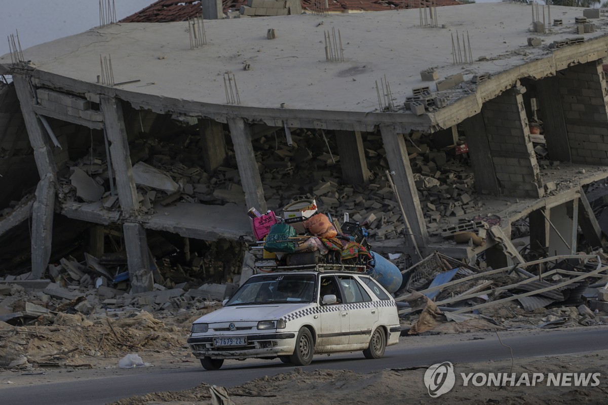 이스라엘군의 군사적 압박 강화 속에 라파를 빠져나와 칸유니스로 피신한 피란민 차량.