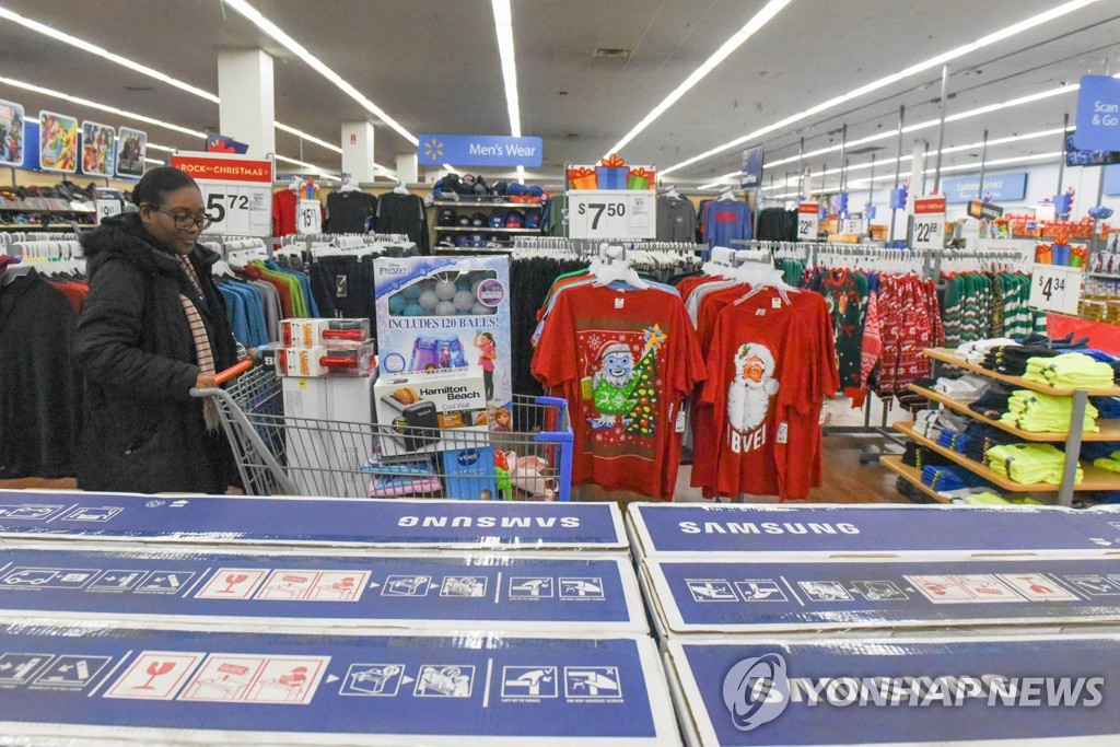 미국 월마트에서 쇼핑하는 여성 [AFP=연합뉴스 자료사진]