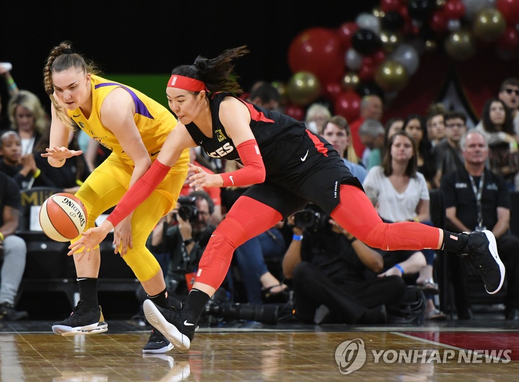 2019시즌 박지수(오른쪽)의 WNBA 경기 모습.
