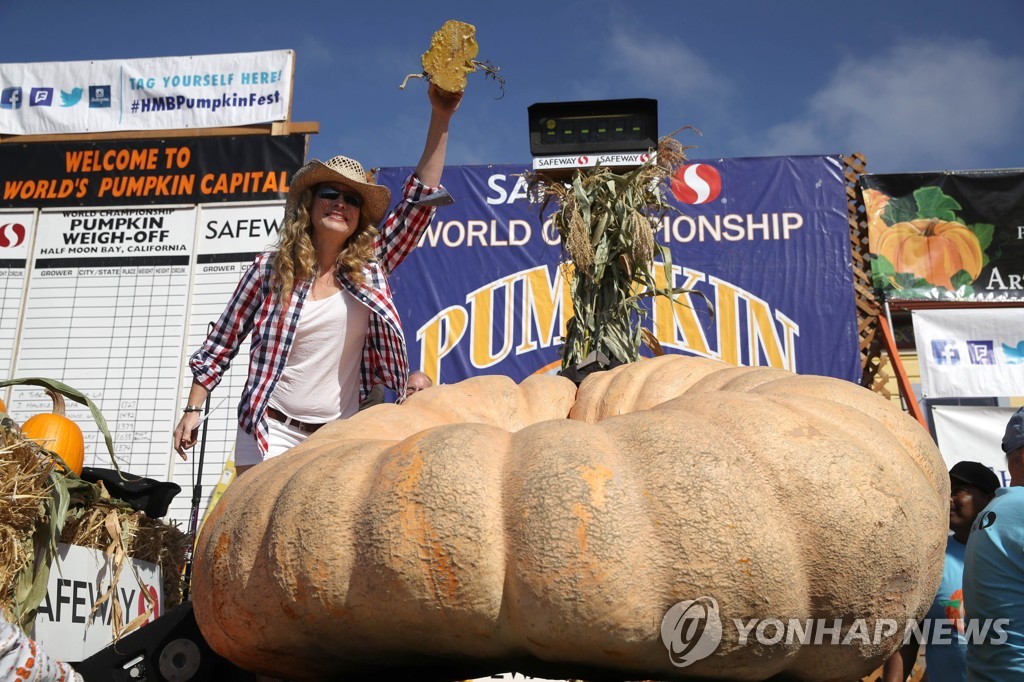 US-HALF-MOON-BAY'S-ANNUAL-PUMPKIN-WEIGH-OFF-DETERMINES-WORLD'S-B