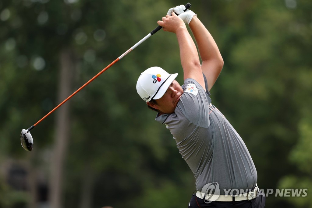 In this Associated Press photo, Im Sung-jae of South Korea tees off on the third hole during the final round of the BMW Championship at Wilmington Country Club in Wilmington, Delaware, on Aug. 21, 2022. (Yonhap)