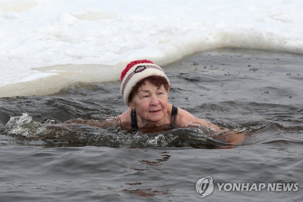 '83세 노장의 도전'…'국제 겨울 수영대회' 2차례 우승한 러시아 할머니