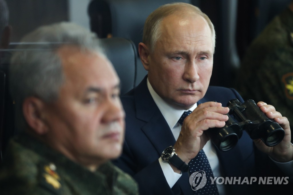 군사훈련 참관하는 블라디미르 푸틴 러시아 대통령