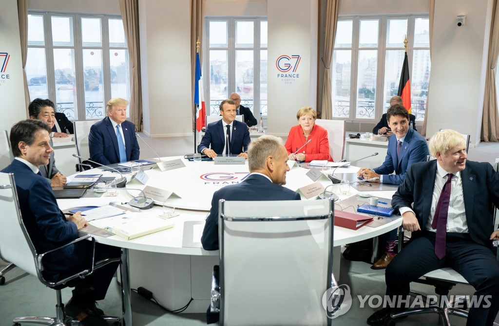 25일 프랑스 비아리츠의 회담장에서 원탁회의 하는 G7 정상들 [백악관·UPI=연합뉴스]