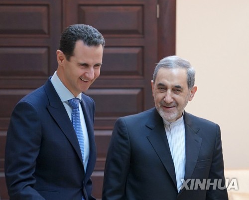 이란 최고지도자 측근과 만난 아사드 시리아 대통령(왼쪽)