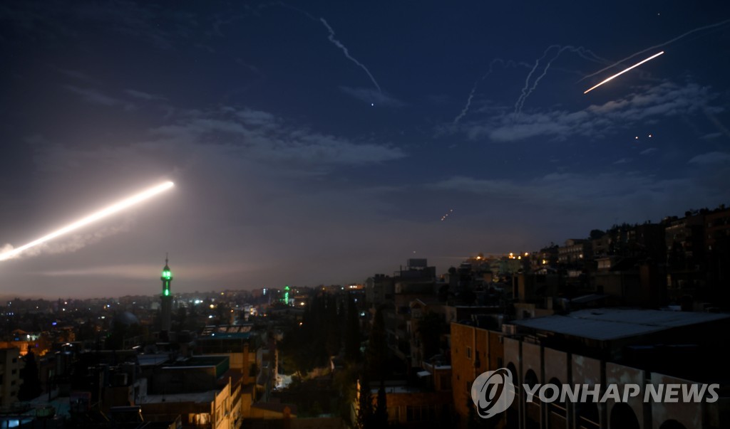 시리아군이 방공미사일로 이스라엘 미사일을 요격하는 모습이라며 공개한 이미지
