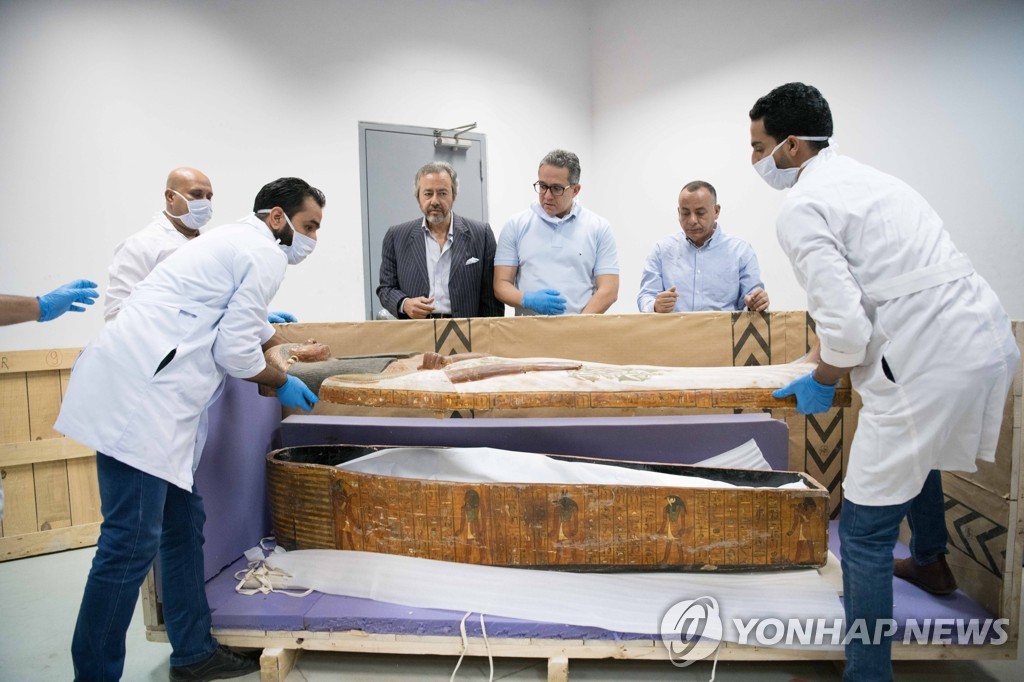 EGYPT-CAIRO-SARCOPHAGI-MUMMIES-UNPACKING