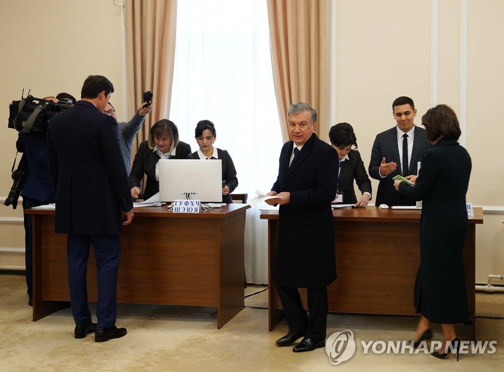 투표하는 미르지요예프 우즈베크 대통령