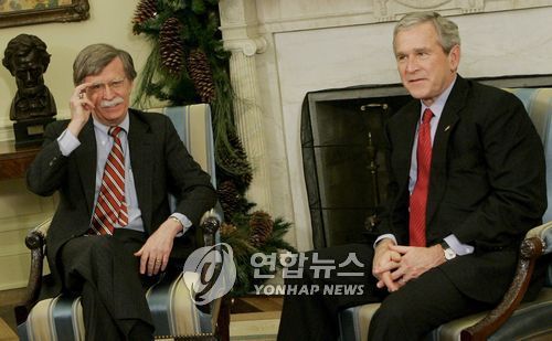 조지 W. 부시 전 미국 대통령(오른쪽)과 존 볼턴 전 유엔주재 미국대사[EPA=연합뉴스]