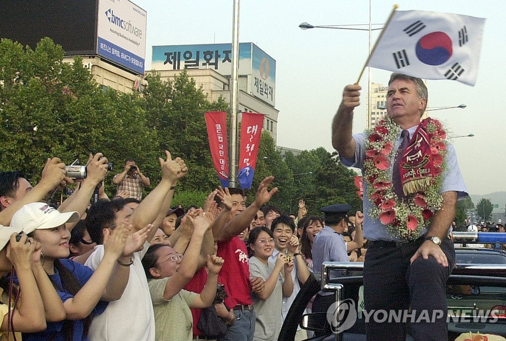 2002년 7월 월드컵 4강 신화를 이룬 뒤 카 퍼레이드하는 히딩크 감독.