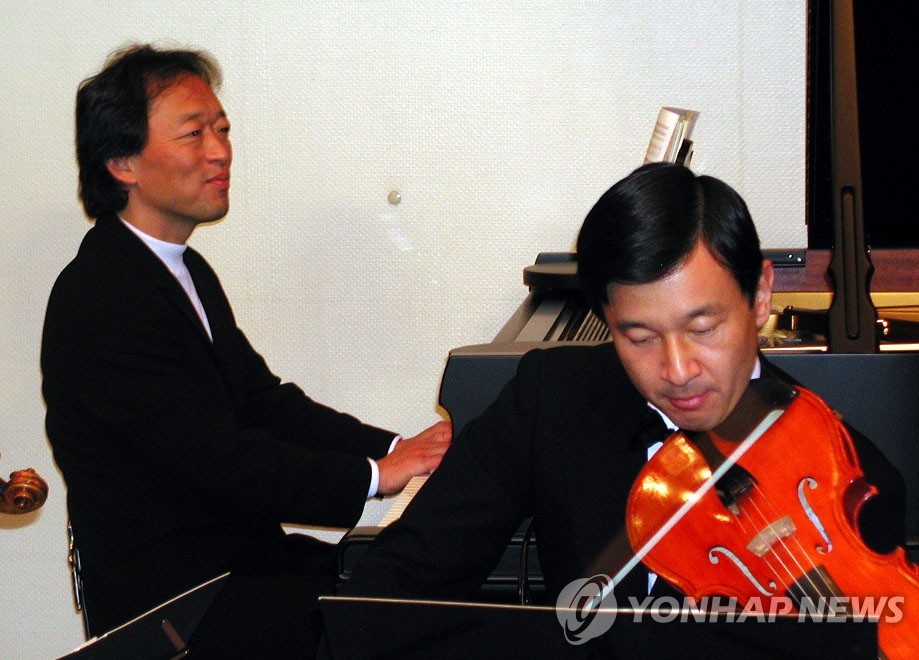2004년 7월 정명훈(왼쪽)과 나루히토 당시 일본 왕세자가 함께 연주하는 장면 [연합뉴스 자료사진]
