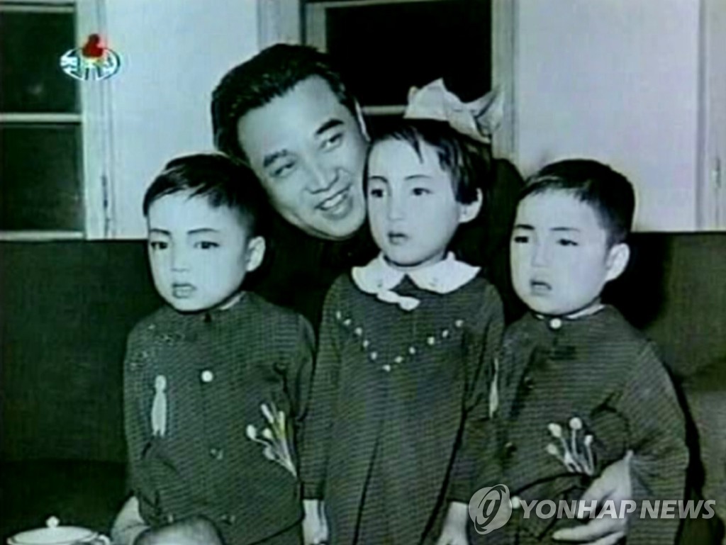 김일성 품속에 안긴 세쌍둥이