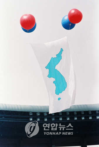 높이 떠오른 한반도의 모습을 담은 지도