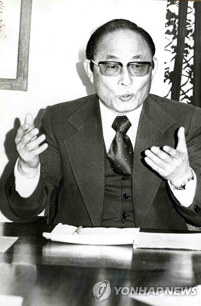 기자회견하는 최태민