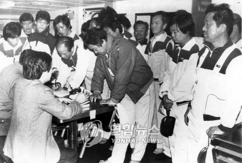 하나호 선원들이 표류 12시간만에 극적으로 구출된뒤 제주해경 구난선편으로 제주공항에 도착해 사고 경위를 진술하고 있는 당시 모습. (연합뉴스 DB)