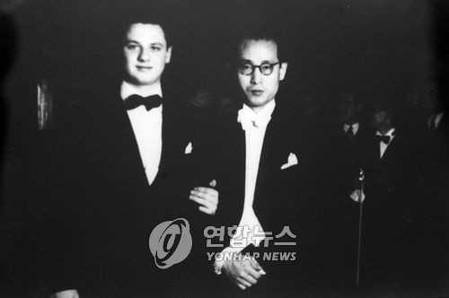 안익태(오른쪽.자료사진)