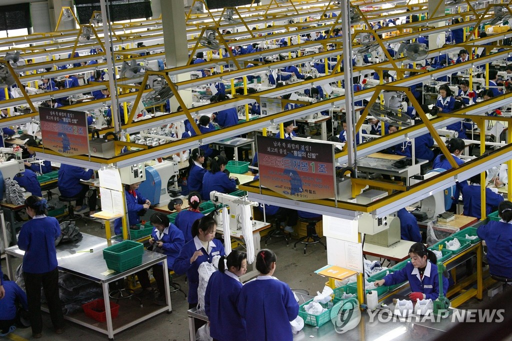 개성공단 내 한 신발공장에서 북한의 숙련된 근로자들이 작업하고 있다. (연합뉴스 자료사진)