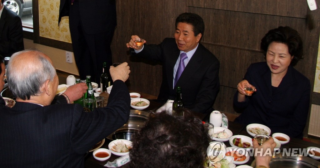 건배하는 노 전대통령 내외