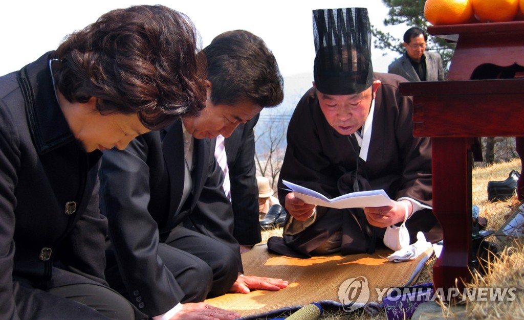 차례 올리는 노 前대통령 내외