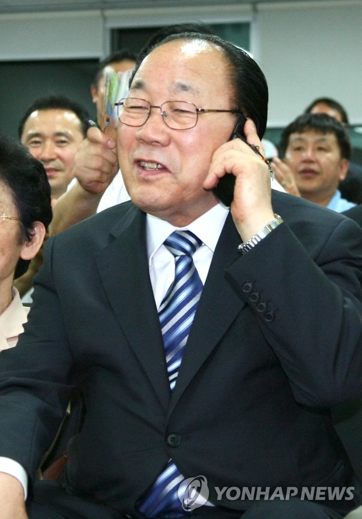 격려 전화받는 공정택 후보