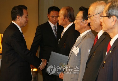 정부 훈장 받는 고 진창현씨(연합뉴스 자료사진)