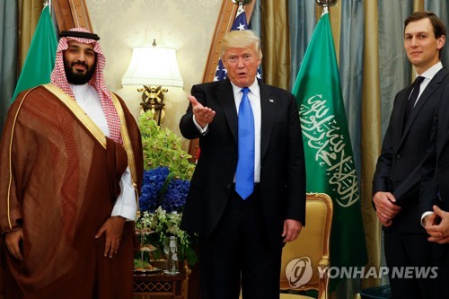 작년 5월 트럼프 미국 대통령(가운데), 사위 쿠슈너 선임고문과 백악관에서 만난 무함마드 사우디 왕세자 [로이터=연합뉴스 자료사진]