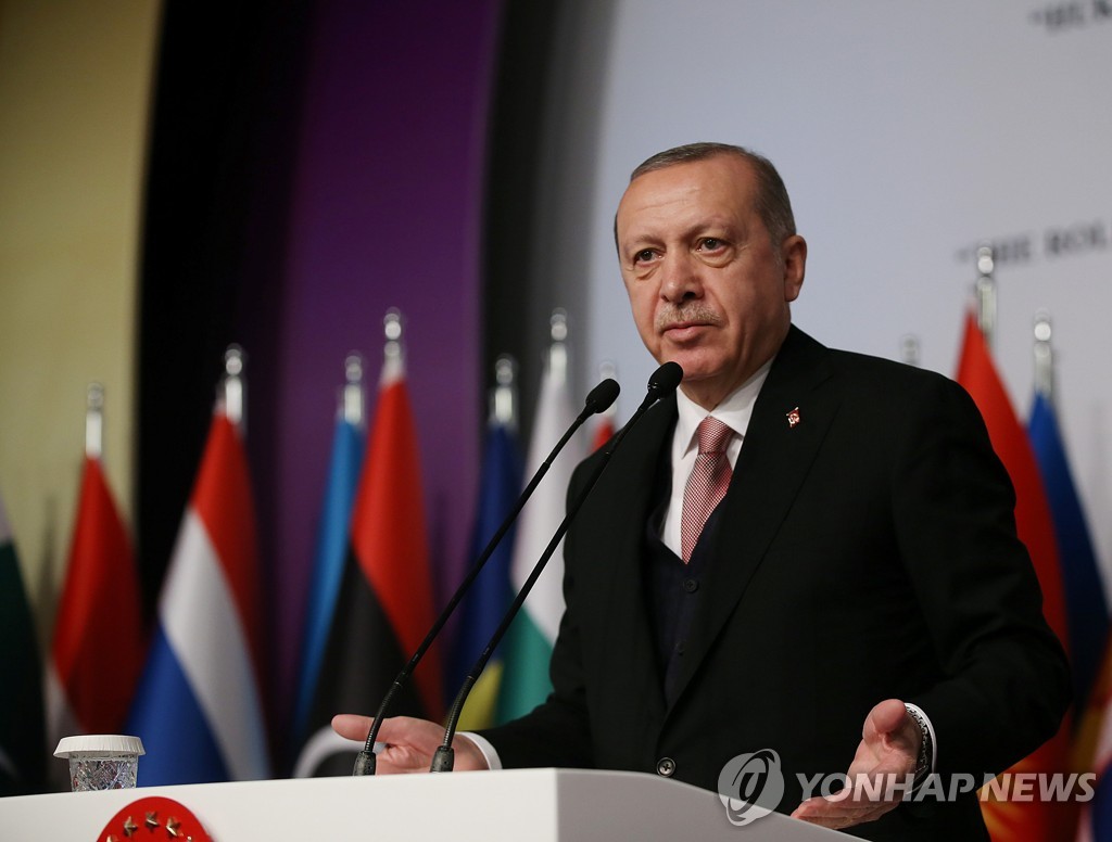 14일(현지시간) 터키 이스탄불에서 레제프 타이이프 에르도안 터키 대통령이 연설하고 있다. [로이터=연합뉴스]