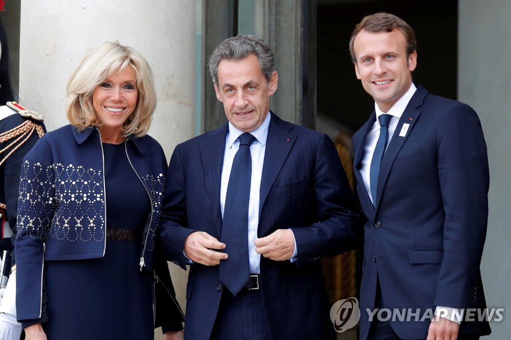 작년 9월 엘리제궁의 한 행사에 참석한 니콜라 사르코지(가운데) 전 프랑스 대통령, 에마뉘엘 마크롱 현 대통령(오른쪽), 마크롱의 부인 브리지트 여사(왼쪽)[로이터=연합뉴스]