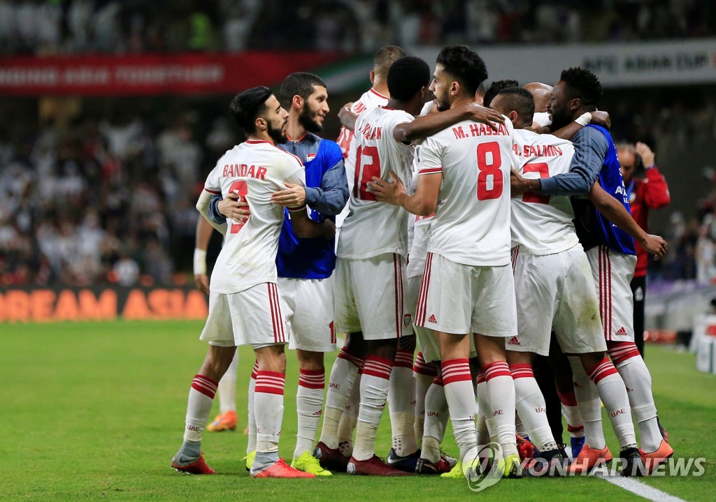 알리 맙쿠트의 골에 기뻐하는 UAE 선수들