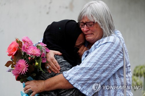 뉴질랜드 총격 테러가 일어난 모스크 인근에서 서로를 위로하는 여성