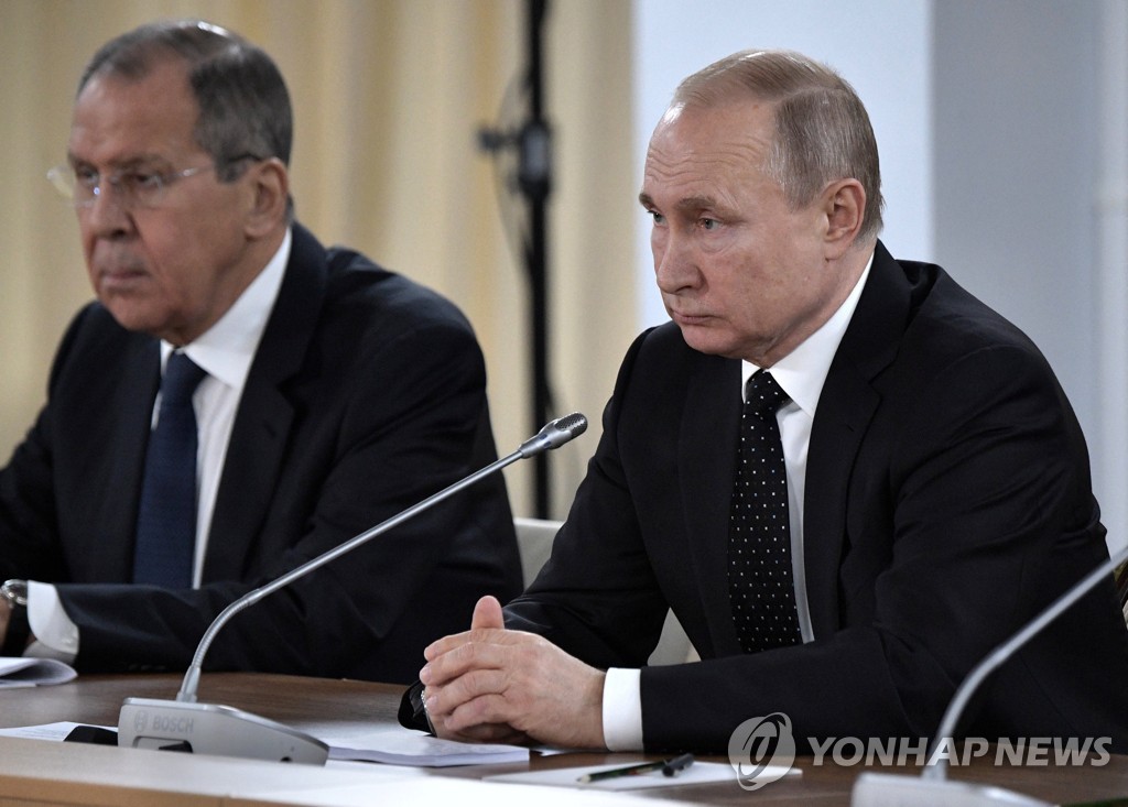 블라디미르 푸틴 러시아 대통령(오른쪽)과 세르게이 라브로프 외무장관이 2019년 4월 25일(현지시간) 러시아 블라디보스토크에서 김정은 국무위원장과 회담 하는 모습 [로이터=연합뉴스]