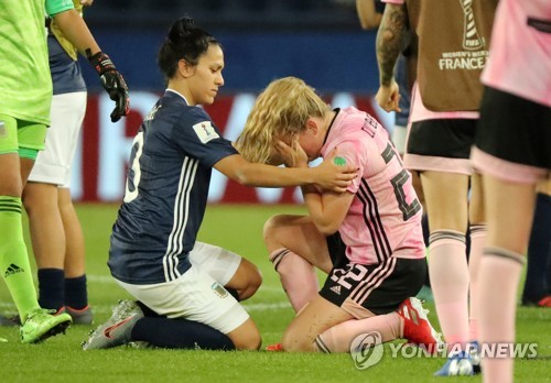 아르헨티나 여자대표팀 선수가 스코틀랜드 선수를 위로하고 있다.